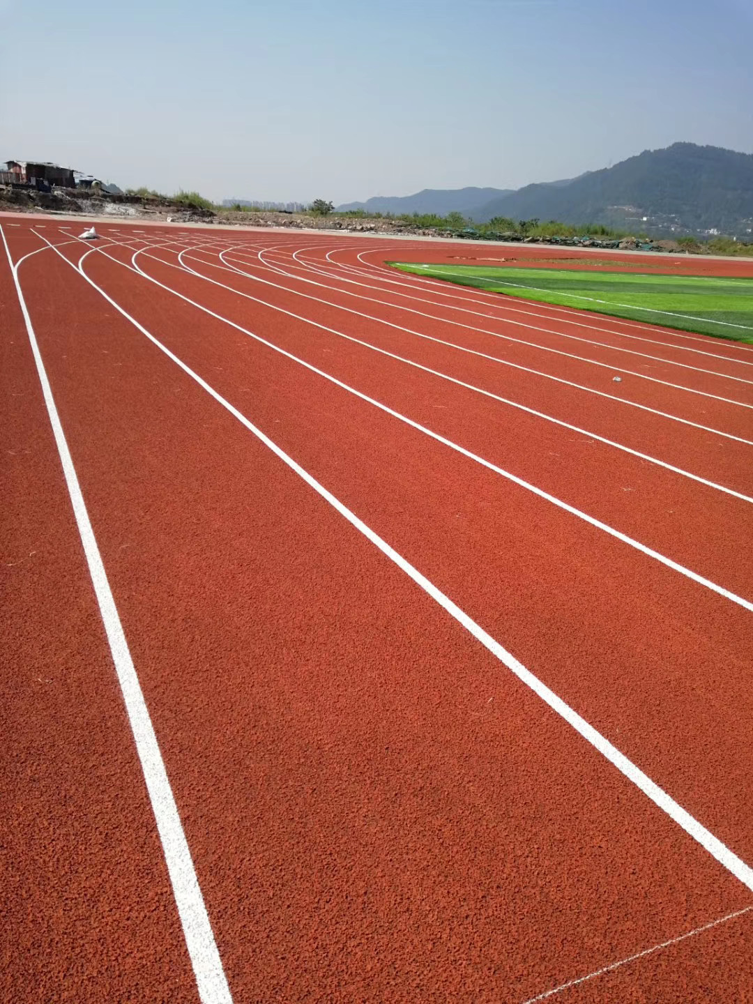 塑胶跑道材料铺装的施工步骤